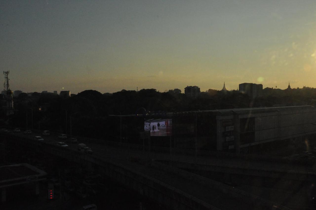 Royal Landmark Hotel Yangon Esterno foto